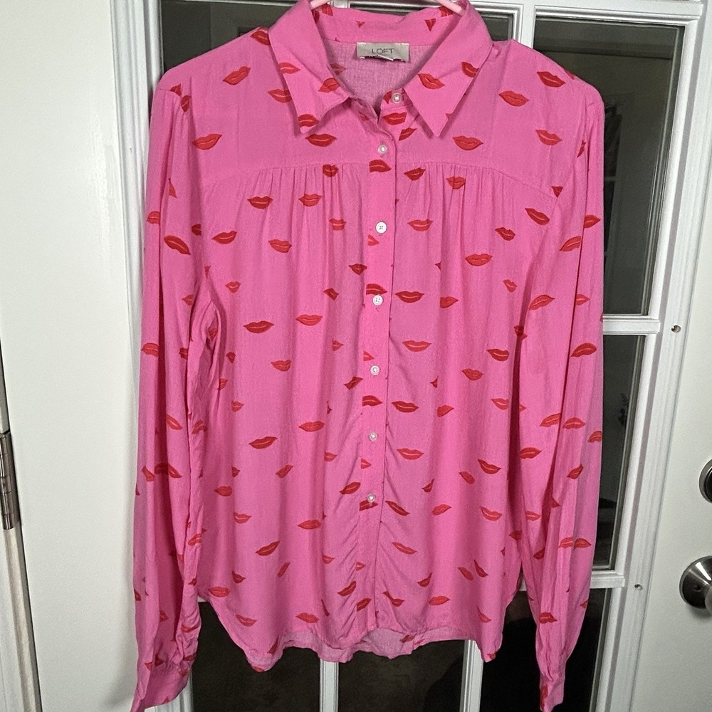 LOFT Outlet Pink Red Lips Print Rayon Button Down shirt Blouse Small Valentine